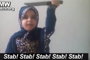 VIDEO: Sovraštva učijo že otroke: mala palestinska deklica bi se z nožem lotila Izraelcev
