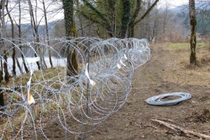 AVDIO: Krka ob enih - V Beli krajini postavljajo novo ograjo