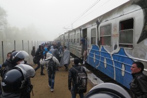 V Dobovi že sprejeli prvi današnji vlak z begunci