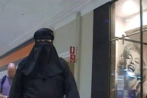 Burka je edina maškara, ki gre lahko oborožena v banko