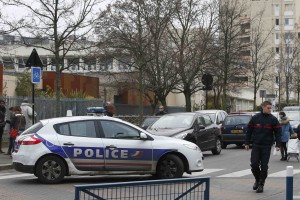 Ob krikih podpore Islamski državi je z nožem napadel učitelja