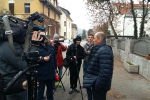 Policisti končali delo na sedežu SDS, strežnika stranka ni izročila