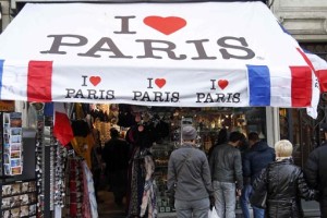 Francozi po napadih turiste privabljajo z akcijo #ParisWeLoveYou