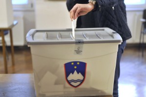 Na referendumu predčasno glasovalo že skoraj 15.800 volivcev