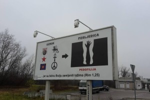 Bizarna poteza hrvaškega duhovnika – na jumbo plakatih za pedofilijo krivi rdečo zvezdo in tarot