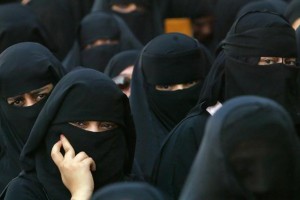 Stop samomorilskim napadalkam: v Zahodni Afriki bi prepovedali nošnjo burk in nikabov
