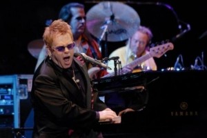 Elton John pozval oboževalce k bojkotu njegovega koncerta