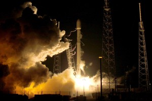 Zgodovinski uspeh podjetja SpaceX: raketa vzletela in pristala