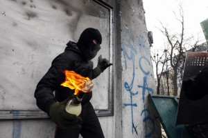 Na vrata novomeškega Sokolskega doma neznanec odvrgel molotovko