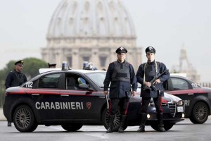 Božični kriminal: babica kradla za vnuka, prijazna policista sta ji plačala račun