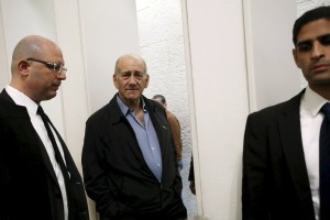 Bivši izraelski premier Olmert mora zaradi korupcije za rešetke