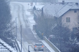 Zapadlo od 10 do 15 cm snega, dopoldne bodo padavine ponehale