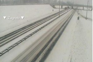 Pri sosedih do 30 cm snega, nekatere ceste zaprte