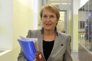 En dan jih dobi po prstih zaradi dodatkov, drug dan postane direktorica