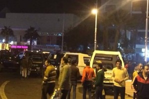 V egiptovski Hurgadi napad na hotel, ranjeni trije turisti, napadalci z zastavo IS