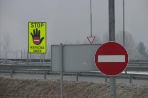 Vozniki na slovenskih cestah še vedno preveč tvegajo