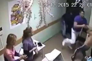 VIDEO: Zdravnik z udarcem ubil pacienta, ki je napadel medicinsko sestro