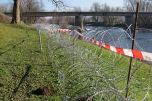 Zaradi poplav ogroženo žično ograjo naj bi začasno delno odstranili 