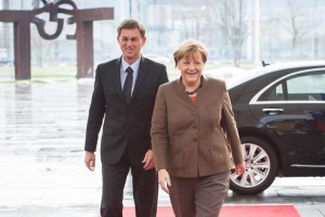 Cerar pri Merklovi: Ne moremo si dovoliti, da bi se v nekaj dneh v Sloveniji znašlo več 10.000 beguncev