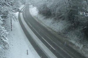 Pozor ponekod sneži - ceste pobeljene