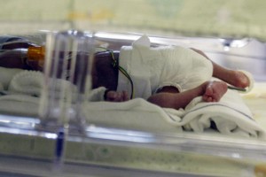 Sodišče razveljavilo 800.000 evrov težko sodbo zaradi napake pri porodu