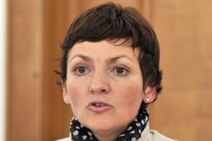 Na prave se denar kar lepi: Makovec Brenčičeva neupravičeno dobila 19.000 evrov sejnin