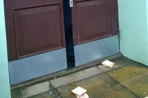 Grozljiv zločin, policija na nogah – pred vrata džamije odvrgli sendviče s slanino