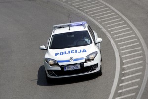 Pijan voznik začetnik bežal pred policisti, prijeli so ga šele Avstrijci