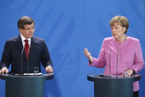 Davutoglu Merklovi zagotovil solidarnost pri soočanju z begunci