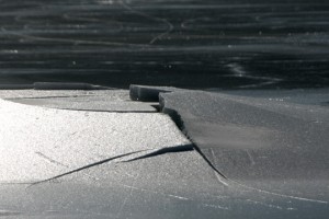 Sprehajalcema z otrokom se je vdrl led in padli so v ledeni Koseški bajer v Ljubljani 