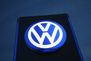 Bruselj po aferi Volkswagen predlaga več nadzora in kazni za kršitelje