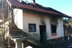 FOTO: Požar v romskem naselju