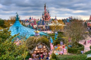 Disneyu se mudi z odpiranjem svojih zabavišč: vrata odprl tudi pariški Disneyland