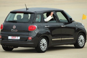 Papežev fiat 500 na dražbi prodan za kar 82.000 dolarjev