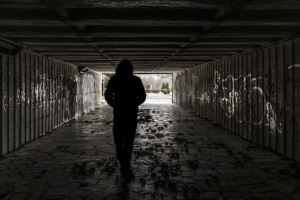 Nov gnusen zločin migranta: 17-letnik posilil 72-letno babico