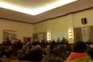 Župan meščanom o nasilnih migrantih: Vaše hčere jih izzivajo!