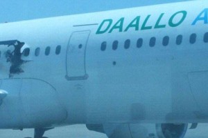 Moški, ki je padel iz letala, naj bi bil samomorilski napadalec