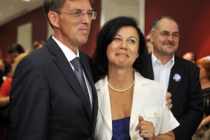 Cerarjeve težave v zasebnem življenju, preveč lepih žensk se vrti okoli njega