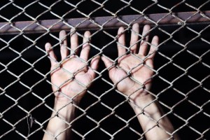 Mati dečka, ki ga je posilil migrant: S posiljevalcem naj obračunajo drugi zaporniki!