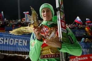 Slovenski skakalci dobili replike orla, ki ga je prejel Peter Prevc
