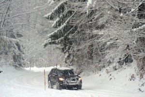 Ponekod po državi že sneži, do jutra napovedanih 25 centimetrov snega