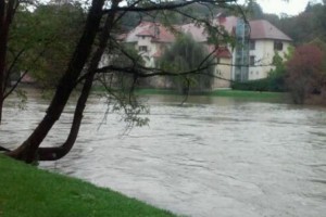 Deževje povzročilo nekaj težav, reke bodo še naraščale