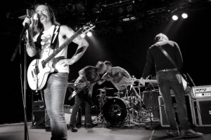 Skupina Eagles of Death Metal v Parizu sprožila val objemov