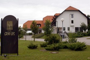 V Lenartu razburjeni: Nočemo beguncev v hotelu Črni les!