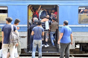 Grčija začela umikati migrante z meje z Makedonijo