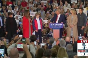 Donald Trump na predvolilnem nastopu predstavil tudi taščo in tasta iz Sevnice