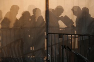 Za »mladoletna« migrantska posiljevalca odkrili, da sta stara vsaj 21 let