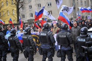 Shoda za in proti migrantom sta se končala mirno
