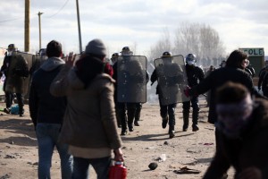 V "Džungli" v Calaisu spopad migrantov s policijo