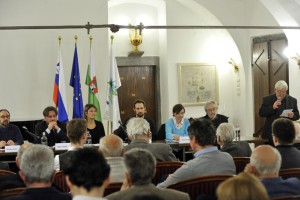 Kučan in njegovi grmeli proti fašizmu in rasizmu, o levem ekstremizmu pa nič